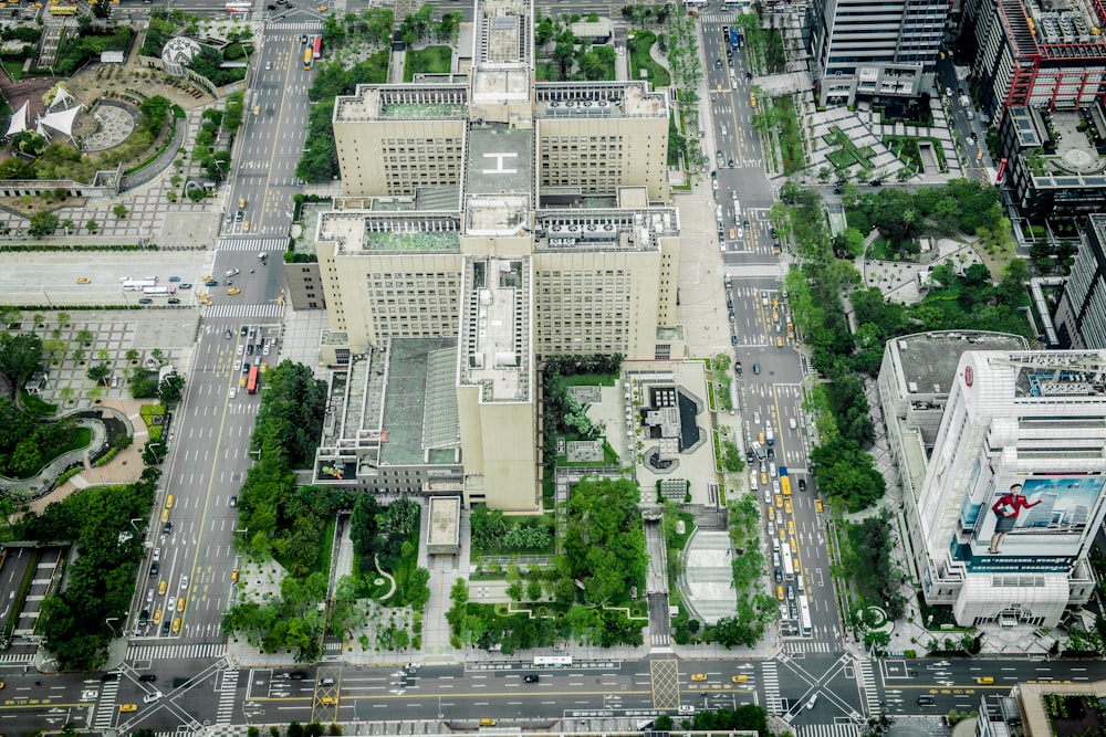 Vue aérienne d’un immeuble de grande hauteur pendant la journée