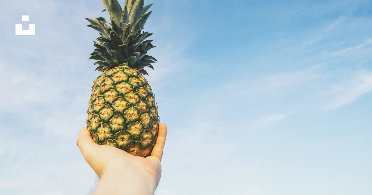 Persona sosteniendo una piña foto – Imagen de Víveres gratuita en Unsplash