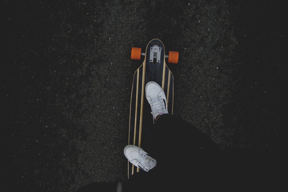 スケートボードをする人