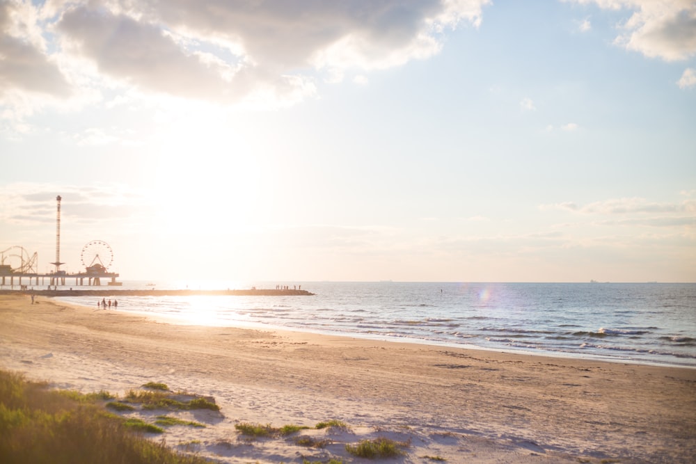 Plage de sable brun sous ciel bleu et gris