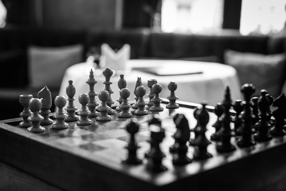 Foto Peças de xadrez de madeira marrom no tabuleiro de xadrez – Imagem de Xadrez  grátis no Unsplash