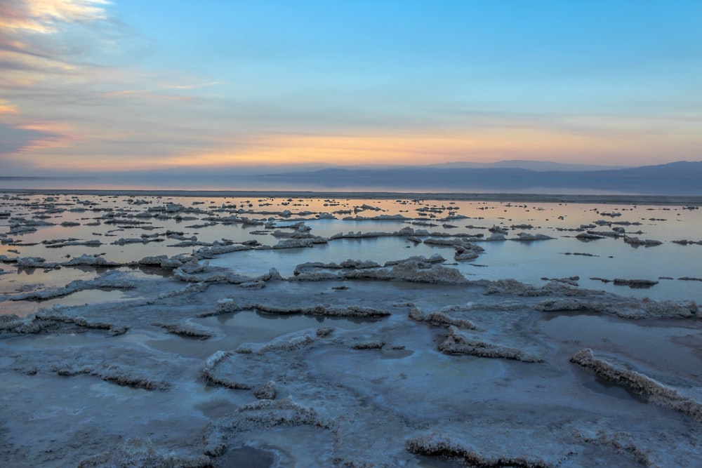 rivage de sable gris sous le ciel bleu le jour