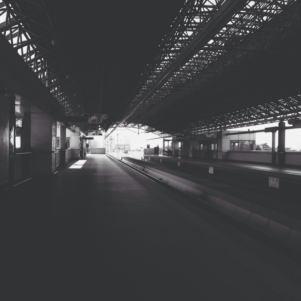 fotografia em tons de cinza do trem ferroviário
