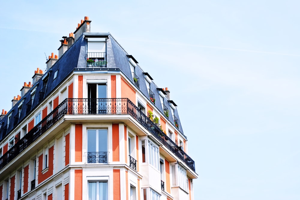 Complexe d’appartements peints en rouge et blanc