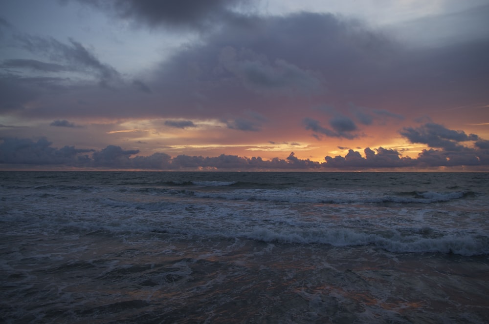 fotografia di paesaggio di riva del mare