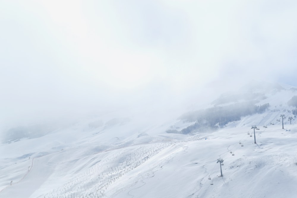 montanha coberta de neve durante o dia