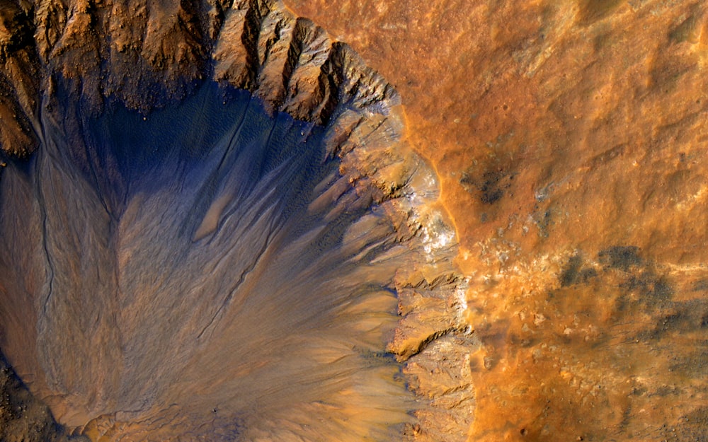Ein großer Krater mitten in einer Wüste