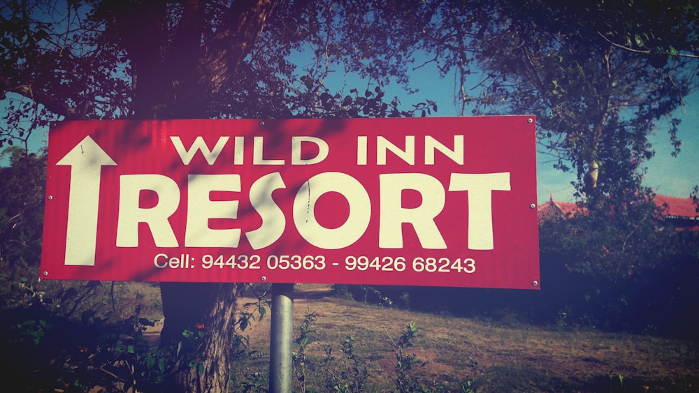Un cartello che indica dove si trova il Wild Inn Resort.