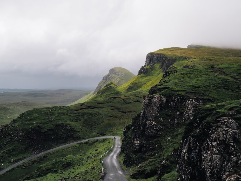 strada di cemento tra le montagne