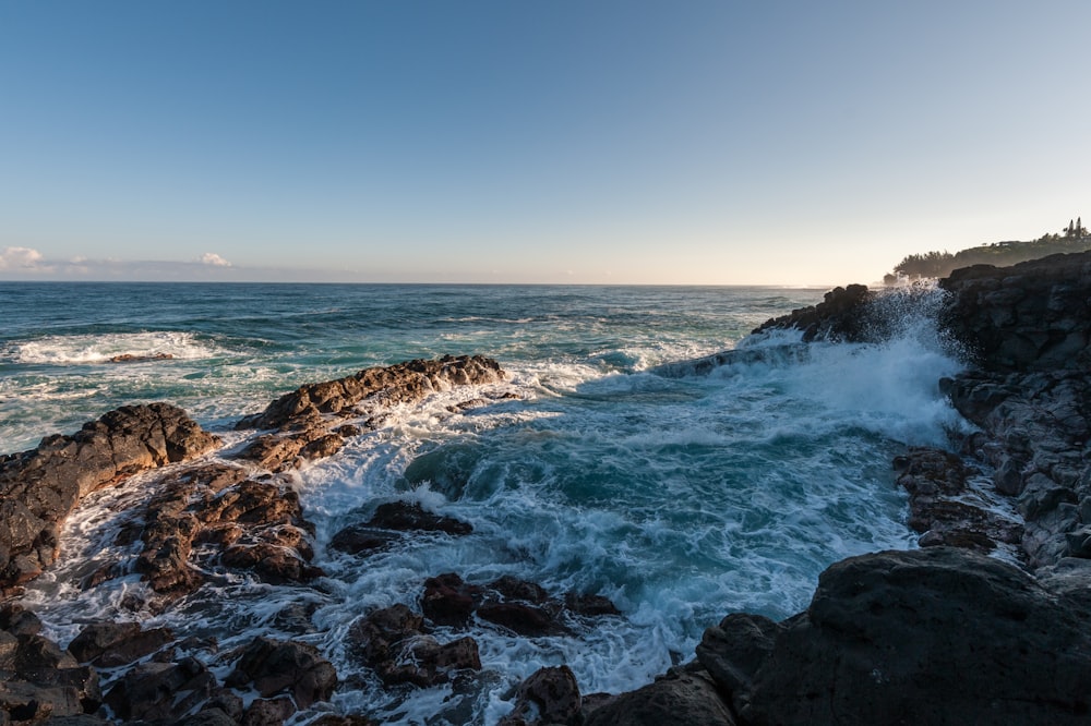 vagues de l’océan martelant des rochers rocheux