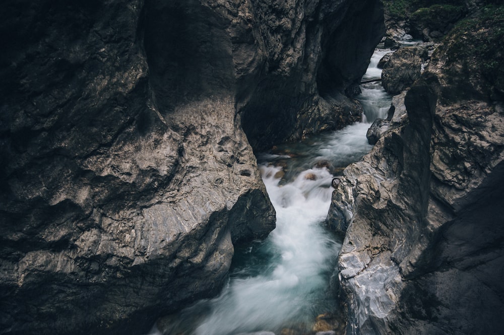 sea in between rocks