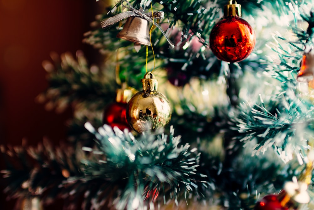 Bolas de bauble penduradas na árvore de Natal