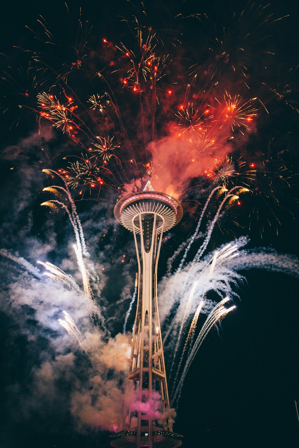 Space Needle, Seattle circondata da fuochi d'artificio