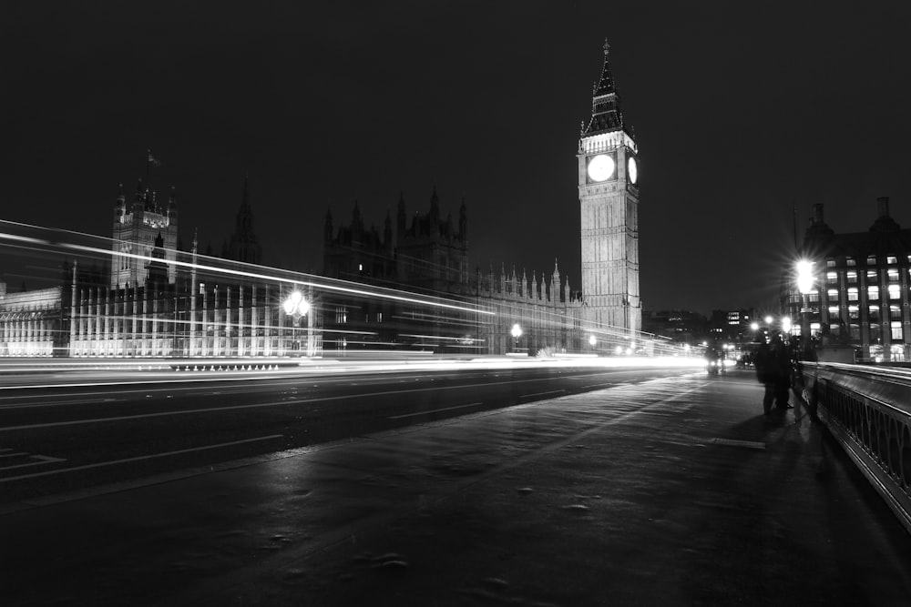 fotografía de paisaje del Big Ben de Londres en escala de grises