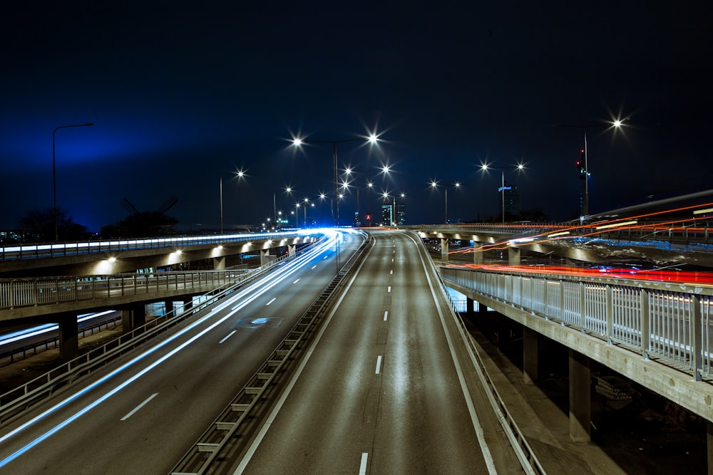 fotografia in lasso di tempo di una strada curva in cemento