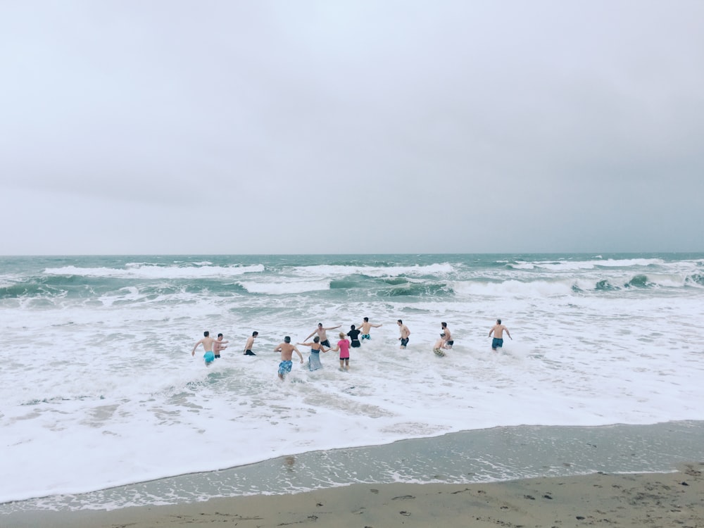 水中の人々