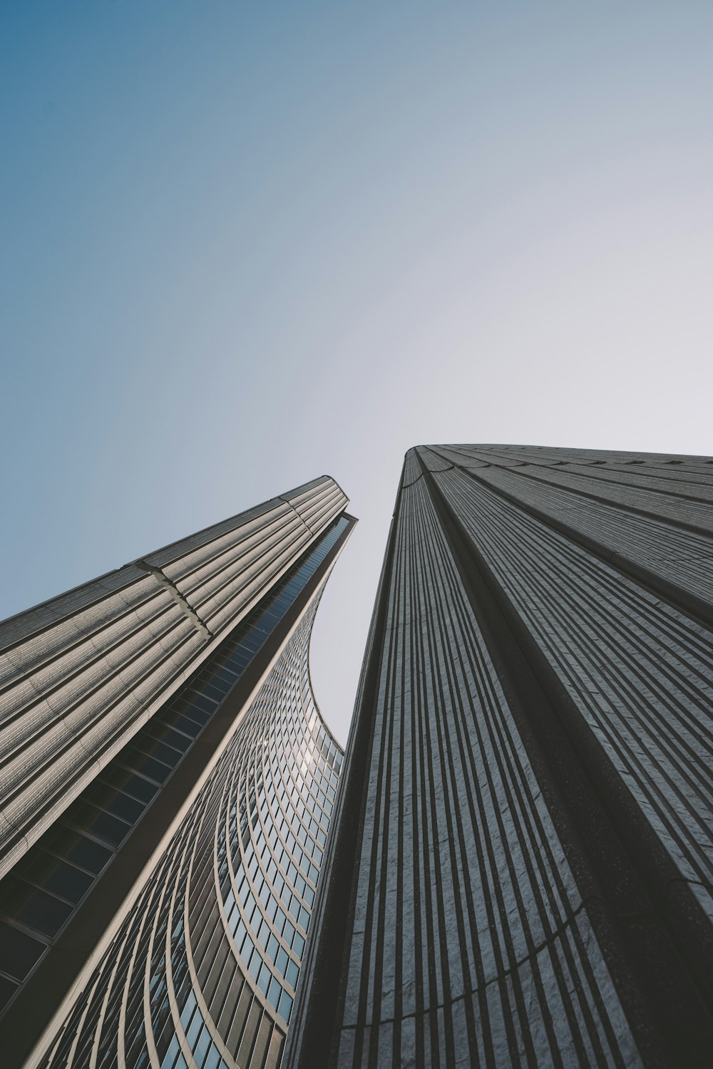 Foto de ángulo bajo de un edificio de gran altura de hormigón gris