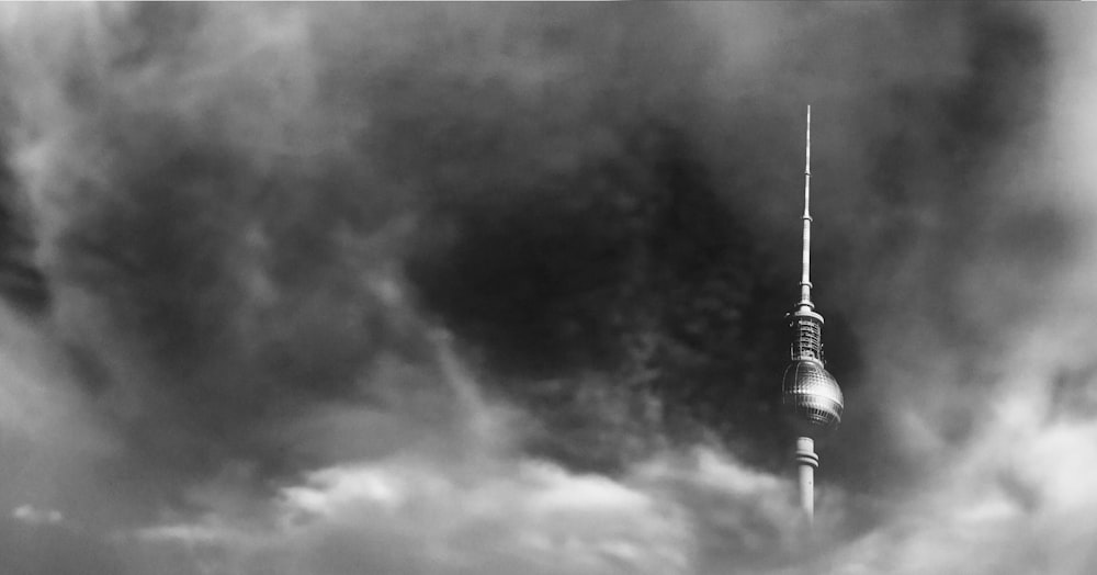 Torre coberta de nuvens escuras