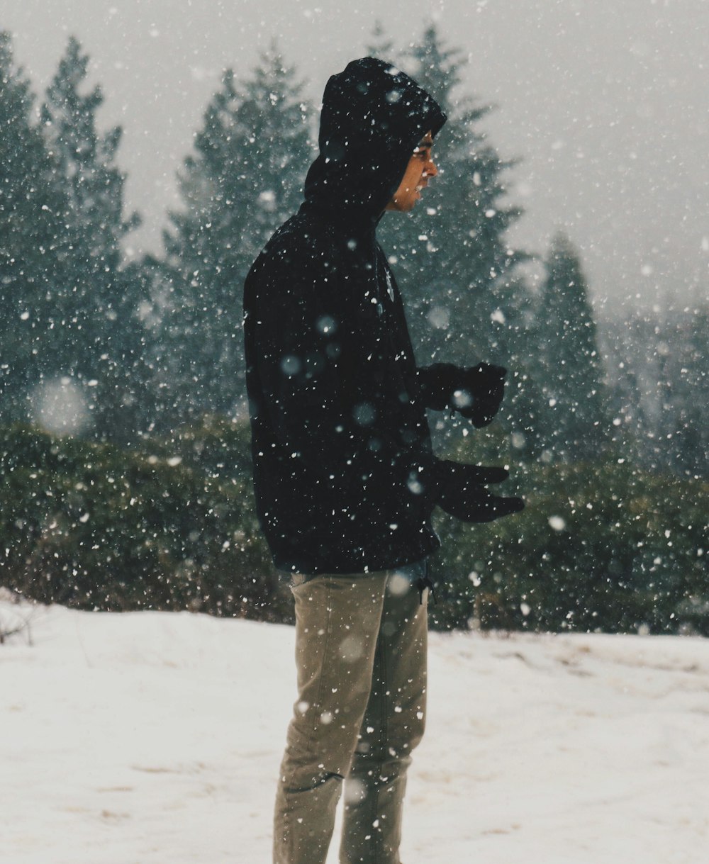 homme portant un sweat à capuche noir