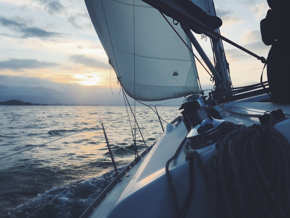 barca a vela bianca sullo specchio d'acqua