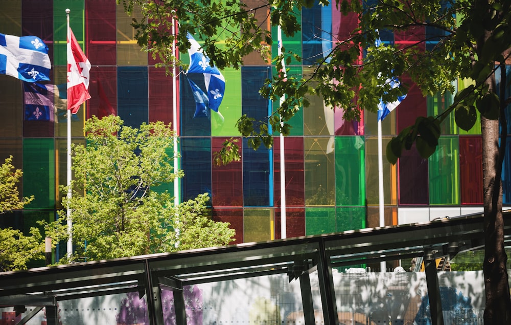 Un bâtiment qui a beaucoup de drapeaux dessus