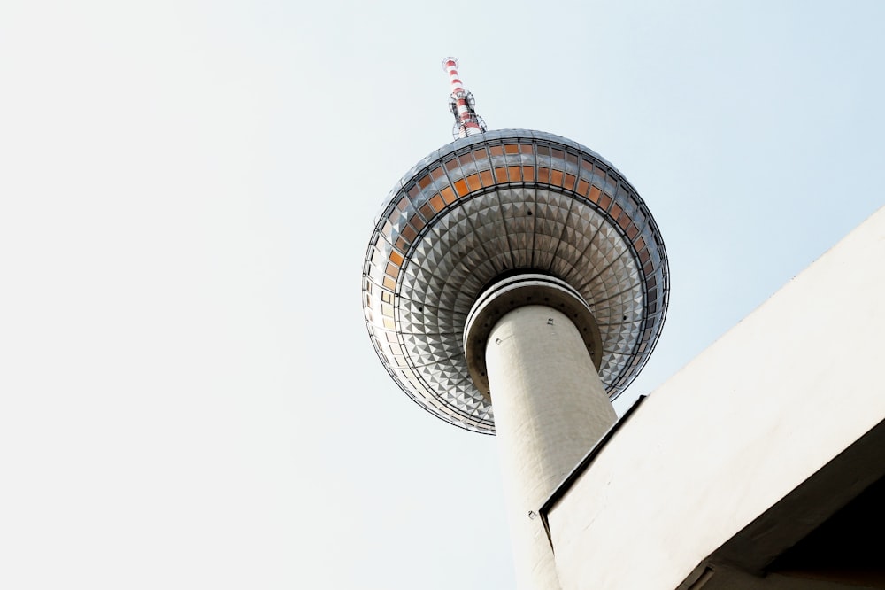 Flachwinkelfoto des Kuppelgebäudes