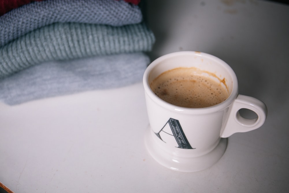 Taza de cerámica blanca y gris