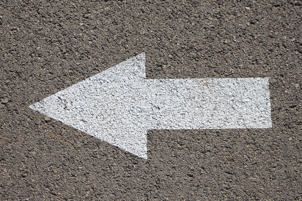 Panneau de signalisation flèche blanche