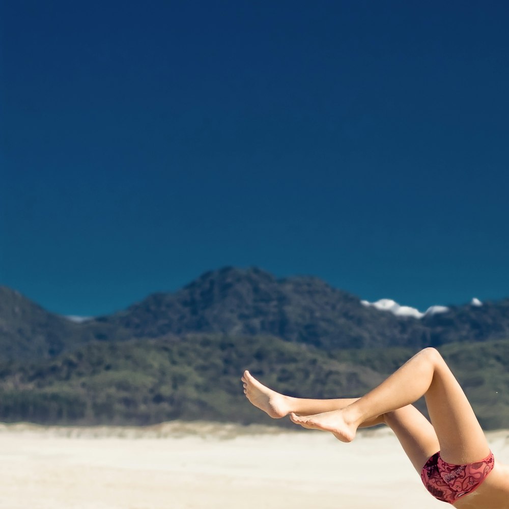 Fotografía de enfoque selectivo de mujer en la orilla del mar