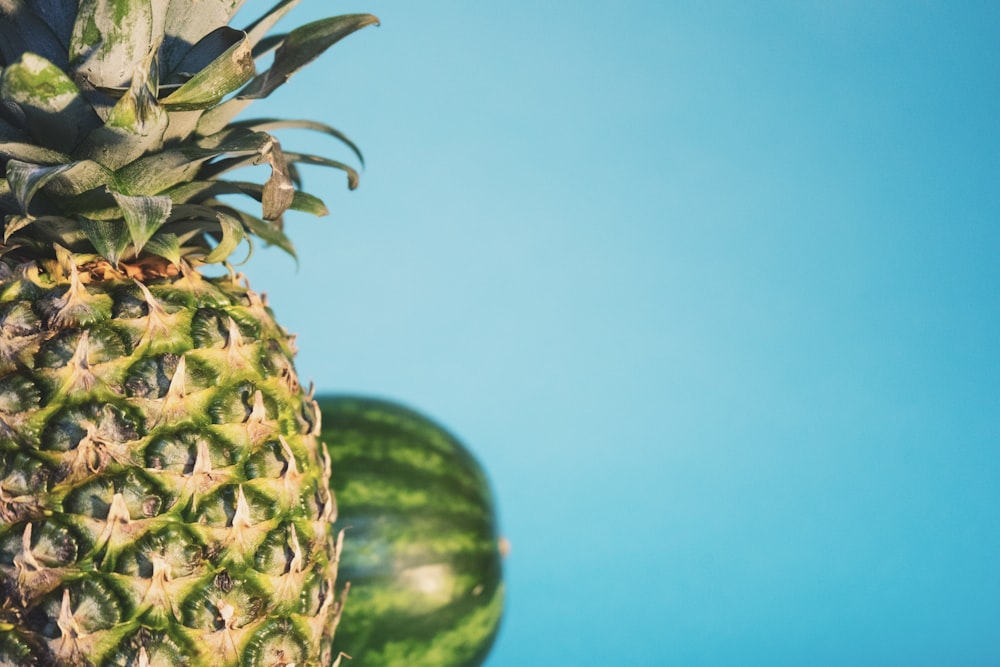 Ananas mit Wassermelone im Hintergrund