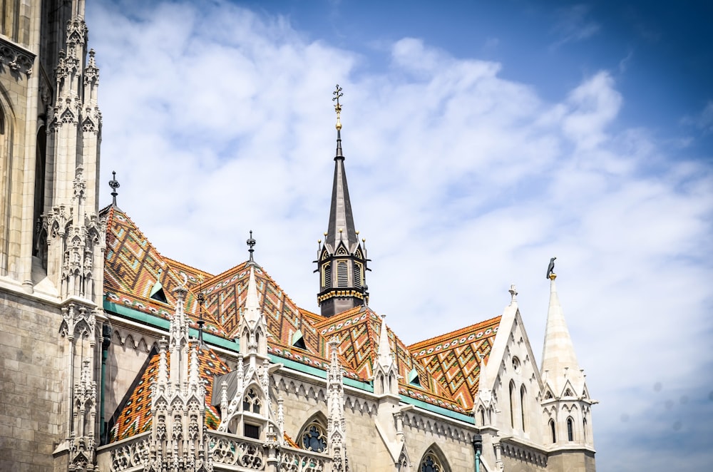 Foto de baixo ângulo da catedral marrom, branca e cinza