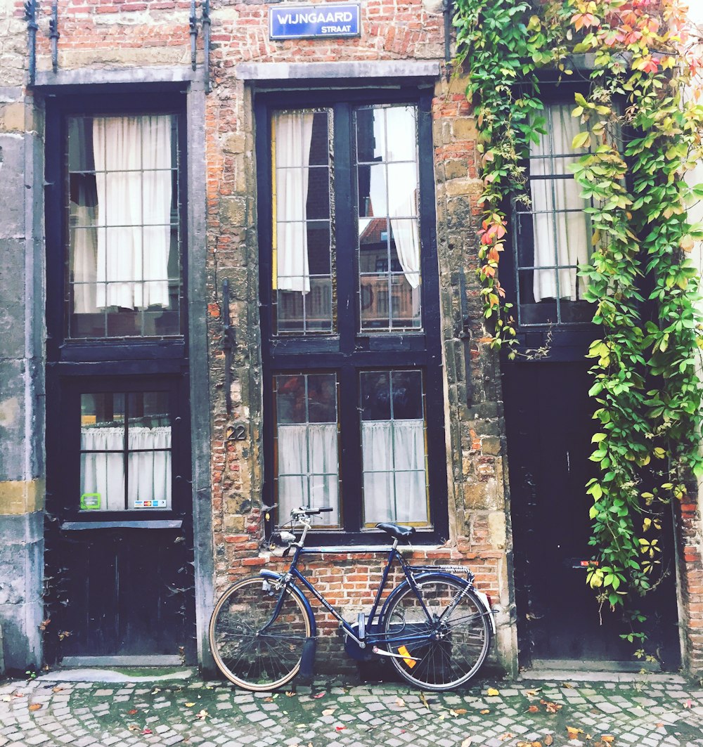 Fahrrad tagsüber auf der Straße