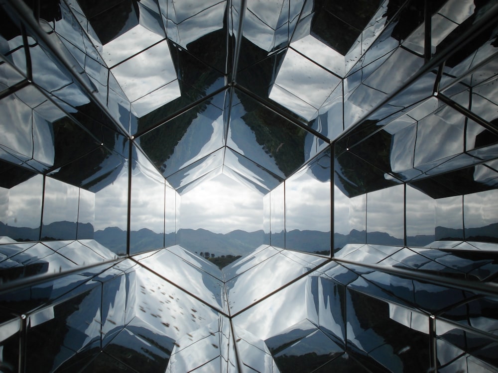El reflejo del cielo en el cristal de un edificio