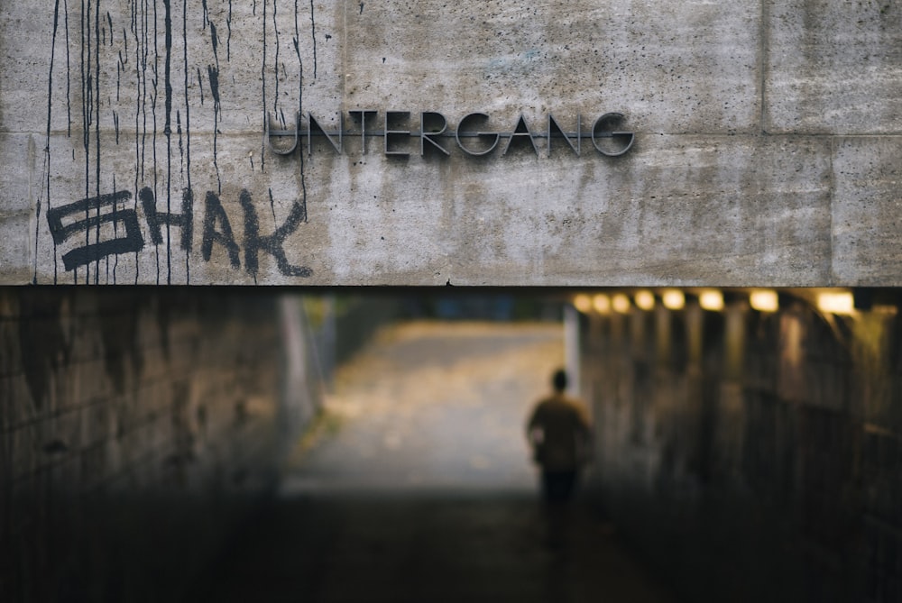 Signalétique Untergang sur panneau de bois brun