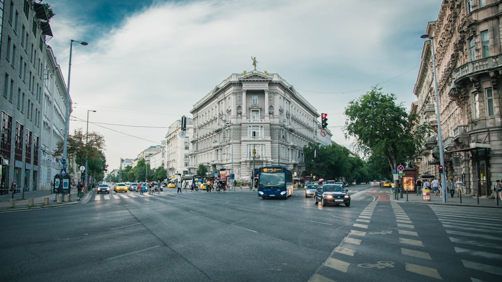 personas que cruzan la calle durante el día