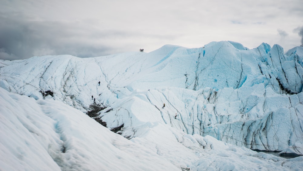 photographie de paysage de montagne couverte de neige
