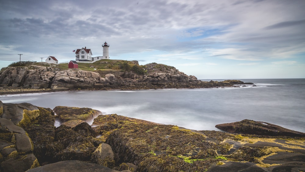 Phare blanc sur la montagne pendant la journée