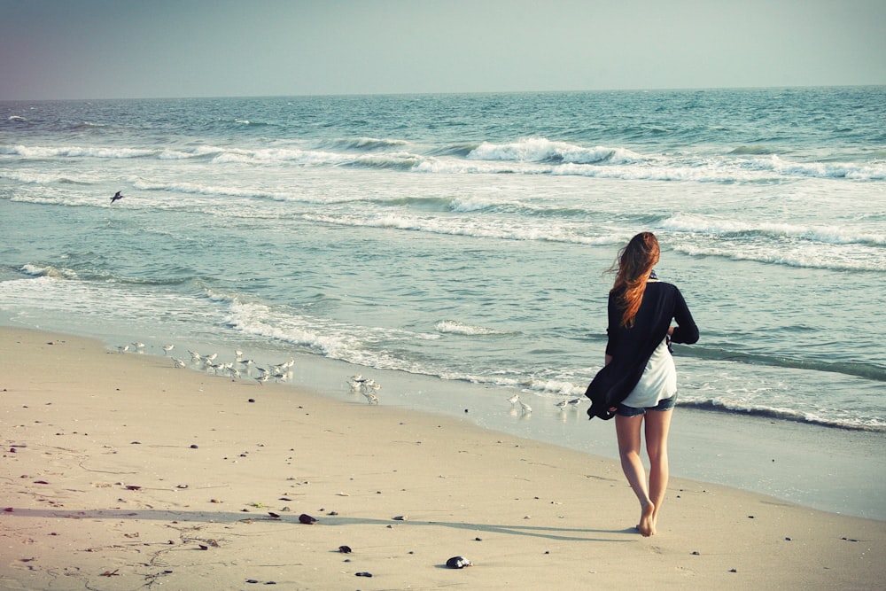 donna in piedi in riva al mare