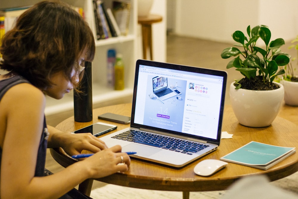 mujer navegando en su computadora portátil