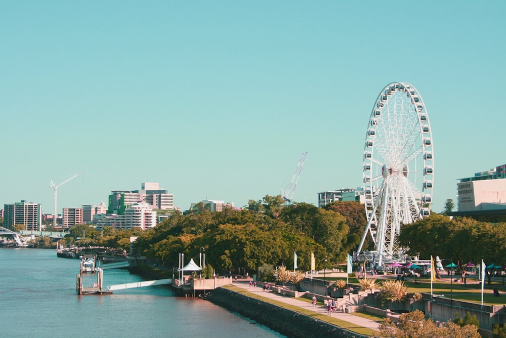 Fotografía de paisaje de la ciudad cerca del río