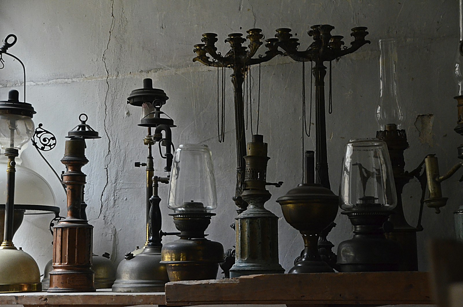 Tamron 18-270mm F3.5-6.3 Di II VC PZD sample photo. Brass-colored oil lamps on photography