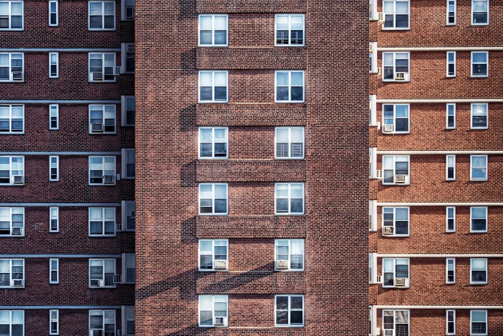 Edificio de ladrillo marrón de gran altura