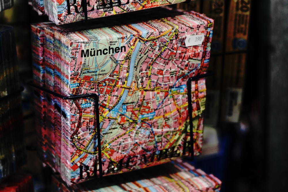 Paquete de impresión de mapas de Múnich en estante negro