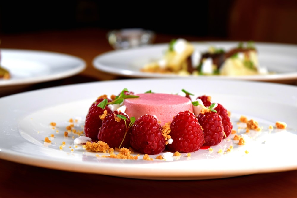 Dessert mit roten Beeren auf dem Teller