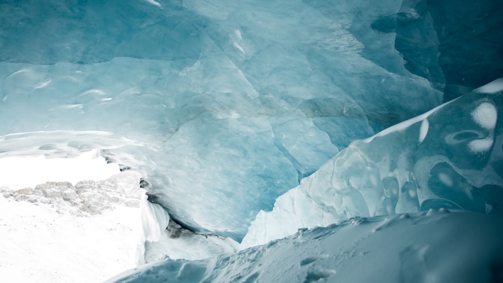 uma grande caverna de gelo cheia de neve