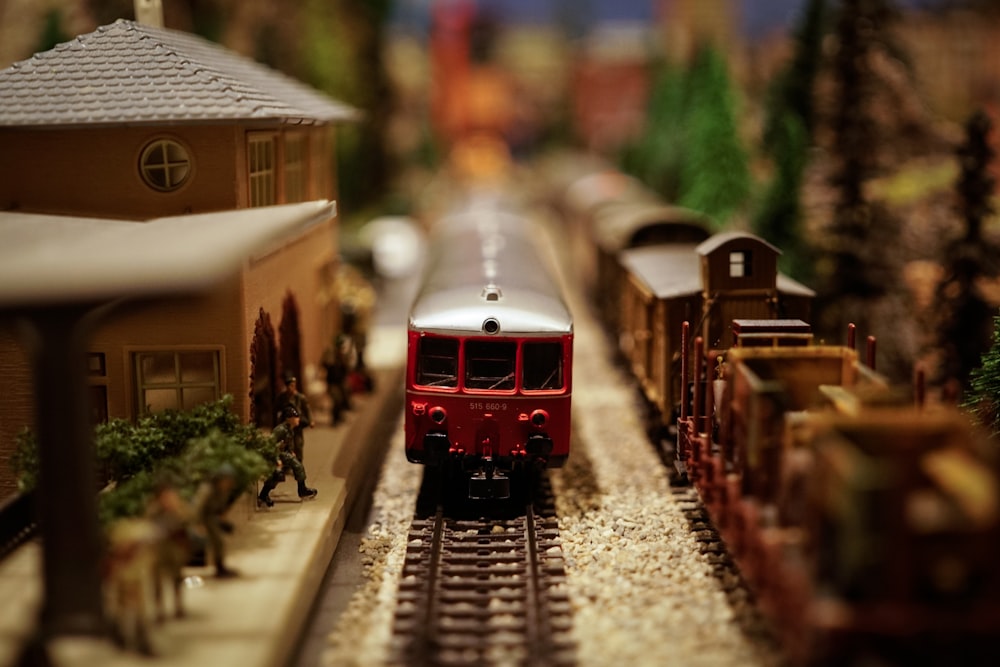 Miniatura de tren rojo y gris