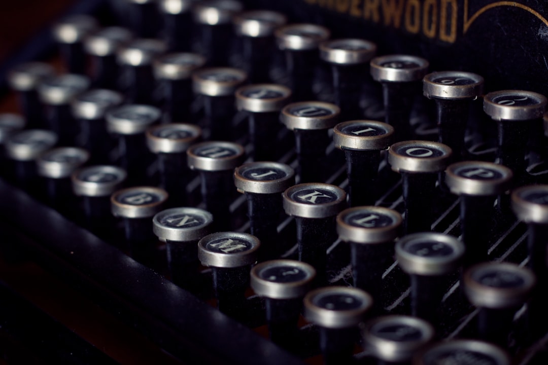 black and gray Underwood typewriter closeup photography
