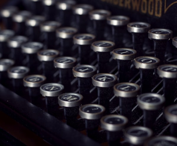 black and gray Underwood typewriter closeup photography