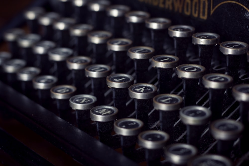 black and gray Underwood typewriter closeup photography