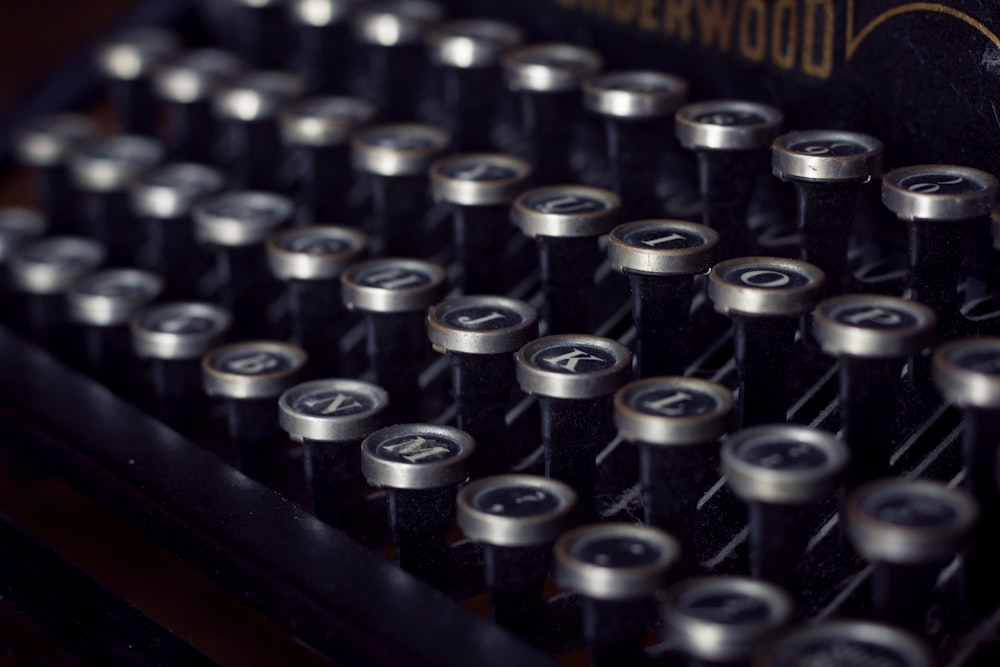 fotografía de primer plano de la máquina de escribir Underwood en negro y gris